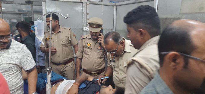 मेडिकल कॉलेज में घायल से पूछताछ करते पुलिसकर्मी