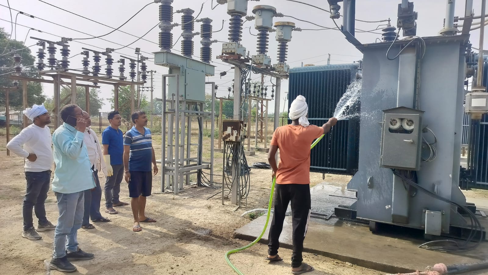 Chandauli : भीषण गर्मी में ट्रांसफार्मर को पानी से किया जा रहा ठंडा