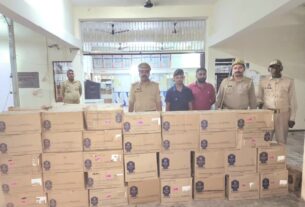 Chandauli: Chandauli police recovered liquor during Bihar elections.