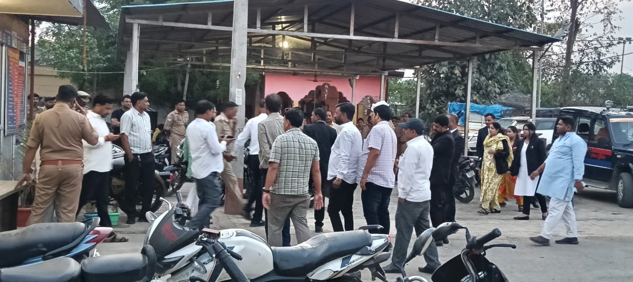 Chandauli: Police appear helpless in the marital dispute involving an SDM couple; mother-in-law reaches police station to file a case against her daughter-in-law.