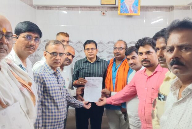 Chandauli: Teachers' association submits memorandum to MP seeking exemption from TET requirement.