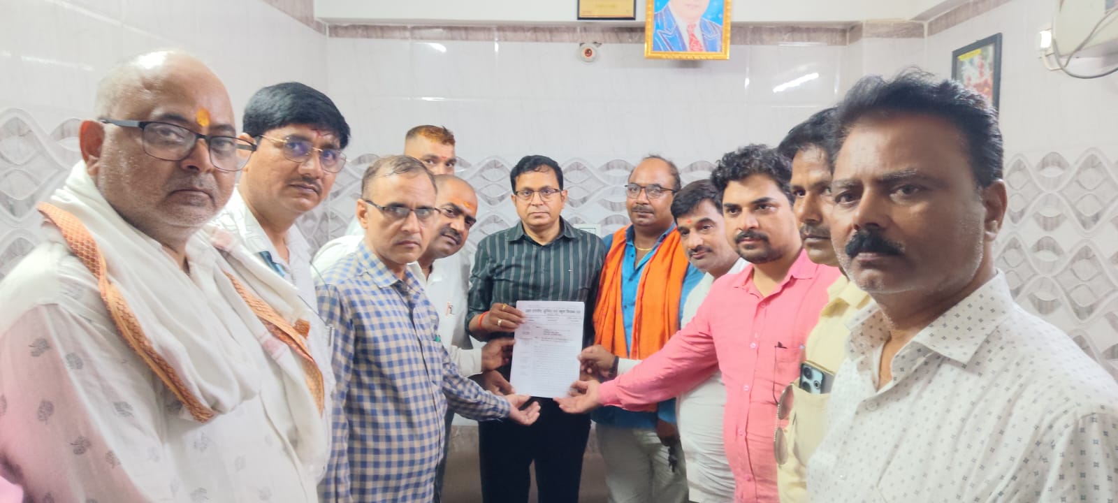 Chandauli: Teachers' association submits memorandum to MP seeking exemption from TET requirement.