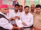 Chandauli: Risk of accidents due to lack of road shoulders; sit-in protest demanding roadside construction.