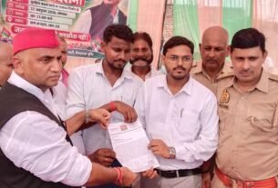 Chandauli: Risk of accidents due to lack of road shoulders; sit-in protest demanding roadside construction.